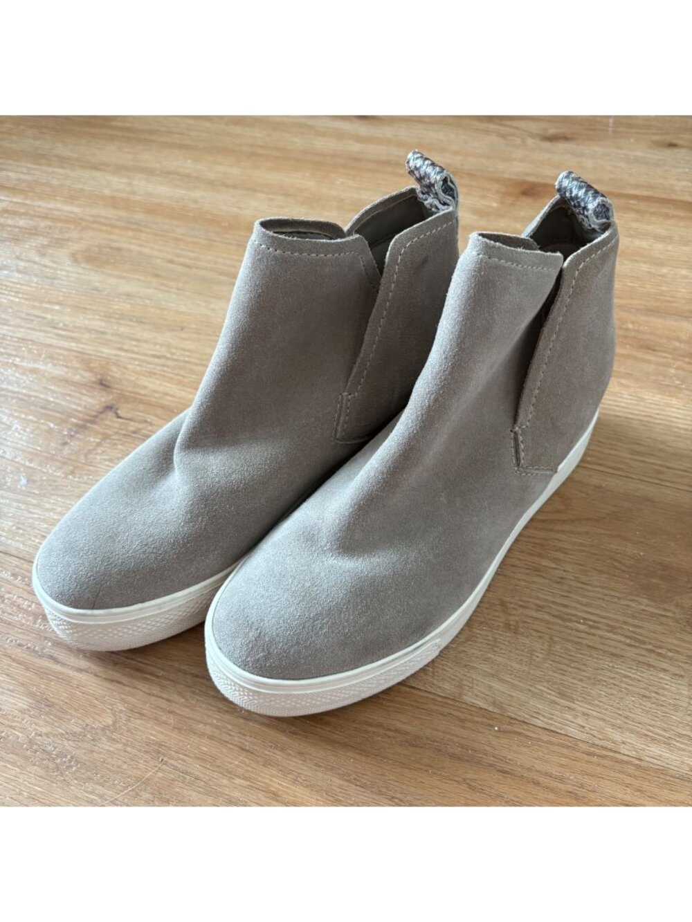 DV Dolce Vita Wedge Sneaker Ankle Bootie Grey Suede Women’s Size 7.5